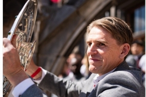 华体会体育-拜仁社媒晒弗罗因德举起沙拉盘照片，祝体育总监48岁生日快乐