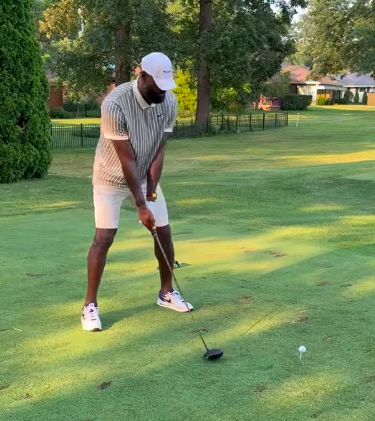 詹姆斯晒打高尔夫动态，库里评论：欢迎，我们一直在等你