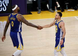 华体会-考辛斯：库里找到了改变并主宰比赛的方法 他最好能排进历史前5